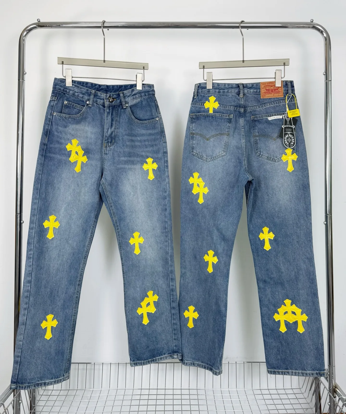 P240 Style No.: H838 Chrome Hearts & Chrome Hearts High-end Chrome hearts blue and yellow leather cross patchwork leather jeans, the same style as the trendy uncle. Original hardware accessories, washed and other elevators, QR code analysis are all purchased from the original factory, high degree of restoration, you are welcome to compare with a certain product~ Three-dimensional version, loose and comfortable, not picky about the figure, taller and slimmer, factory Seiko, original quality control, same style for men and women, can be matched with couples, versatile recommendation, must-have jeans for all seasons, fashionable people have been disappointed From the quality selection of fabrics, the tailoring of details, and the matching of patterns, everything is impeccable! The upper body is so handsome when worn...it can be easily worn by men, women and children! The craftsmanship is made of heavy-duty washed pure cotton denim fabric. After washing, it is soft and thick and looks very stylish when worn. Size: 28, 30, 32, 34 Color: blue